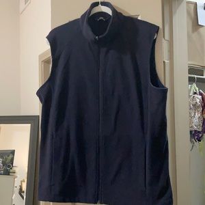 LANDS’ END OUTFITTERS Men’s fleece vest